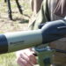 Trépied longue-vue stable utilisé pour l’observation ornithologique